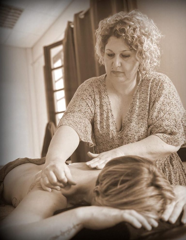 Sylvia, Micaelli, hypnose, massage, énergéticienne, Corse, Bastia, Borgo, Fédération des 5 continents, Vibecodes, Infirmière, Hypnose, Soin énergétique, Massage des 5 continents, Expanse therapy