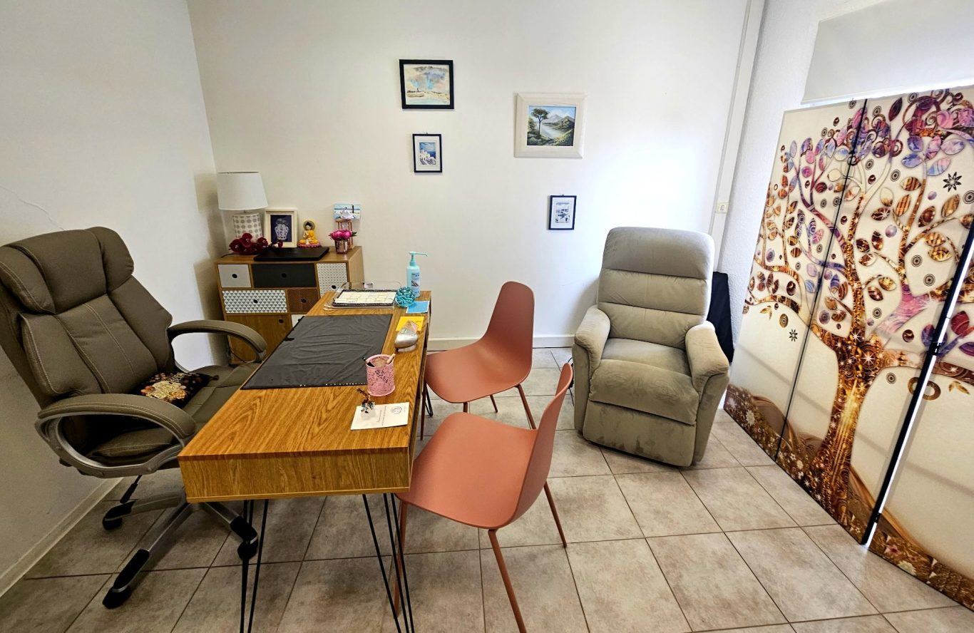 Sylvia, Micaelli, hypnose, massage, énergétique, magnétisme, reiki, Corse, Bastia, Borgo, Fédération Massage des 5 continents, Vibecodes, Infirmière, Soin énergétique, Massage des 5 continents, Massage Expanse therapy, Massage Sunphys, Formation massage, Formation fédération Massage des 5 continents, Bien-être, Développement personne, Hypnothérapie